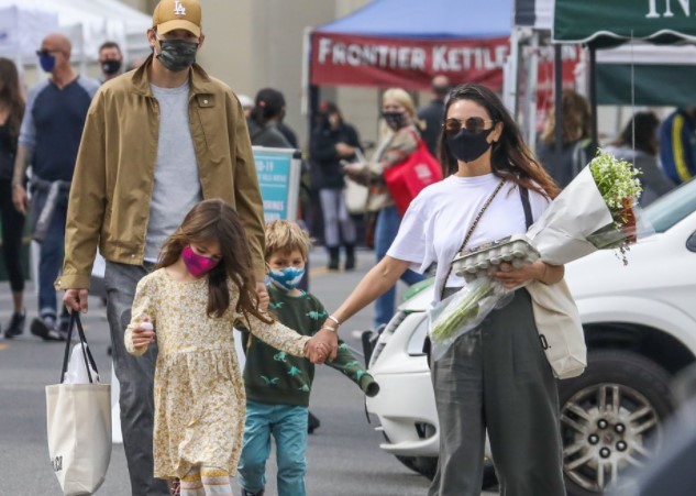 El extraño hábito de Mila Kunis y Ashton Kutcher con sus hijos a la hora de bañarlos