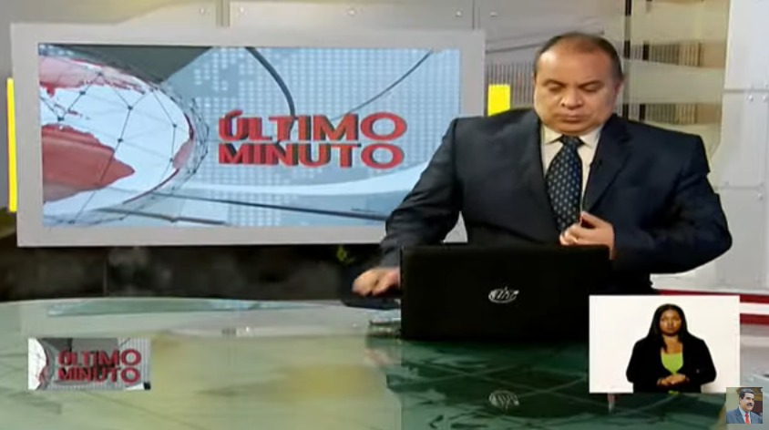 Pillaron infraganti a periodista de VTV “aburrido” en plena transmisión de Maduro (VIDEO)
