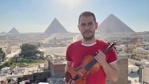 Ni dioses, ni faraones: Venezolano puso a Egipto a sus pies con su violín desde la Pirámide Roja (VIDEO)