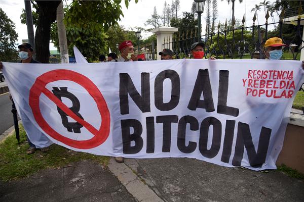 Un grupo de salvadoreños pidió la derogación de ley para el uso del bitcoin