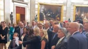 Republicanos irrumpieron en el Senado para protestar por nuevas normas sobre el uso del tapaboca