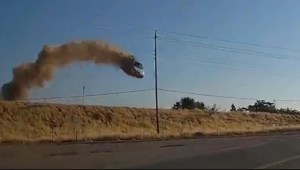 Impactante momento en el que un carro apareció volando y lanzando humo antes de estrellarse (VIDEO)