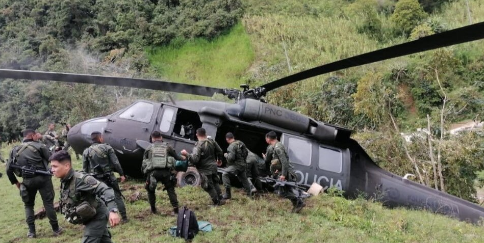 Helicóptero de la Policía colombiana sufrió un percance en pleno vuelo (Video)