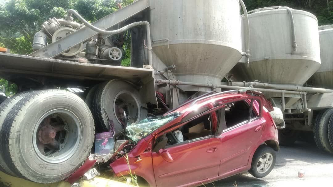 TERRIBLE accidente en la Autopista Regional del Centro: Una gandola aplastó a un vehículo particular (FOTOS)