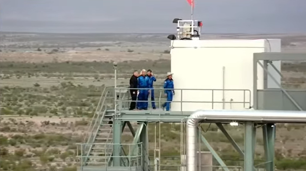 Jeff Bezos y su equipo ya están en la plataforma de lanzamiento para el vuelo espacial (FOTOS)