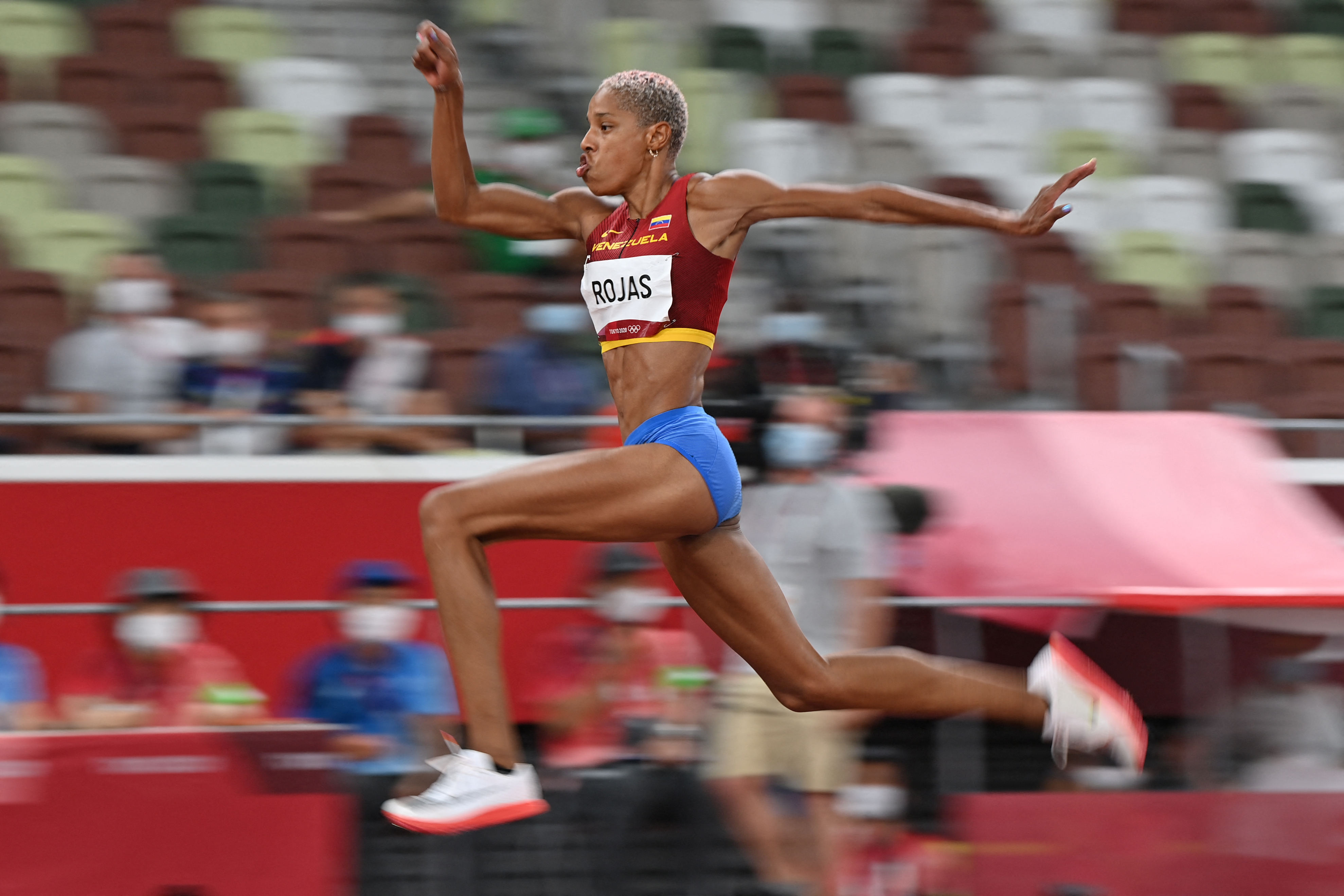 Yulimar Rojas, un salto hacia la gloria: Conquista el Oro Olímpico para Venezuela (FOTOS Y VIDEOS)