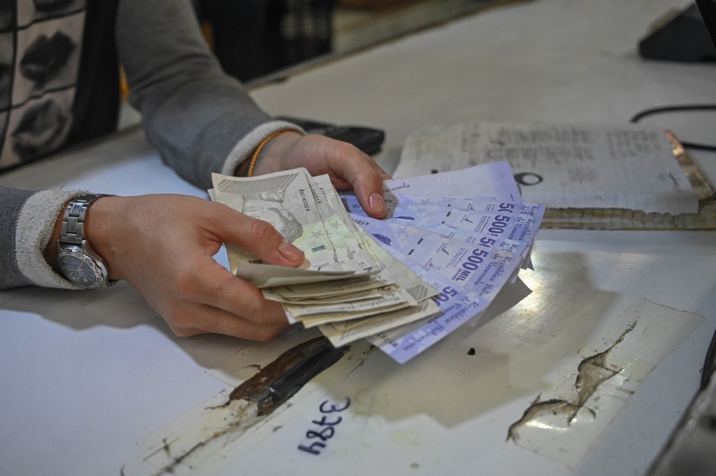La desconfianza crece en los venezolanos ante otra reconversión monetaria