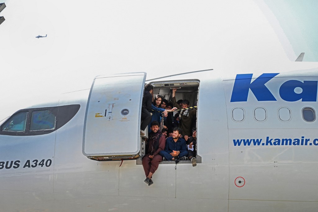 Un segundo vuelo militar francés evacúa a 216 personas de Kabul