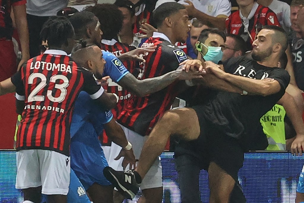 Ultras violentos y jugadores magullados en partido suspendido de Niza y Marsella (Fotos)