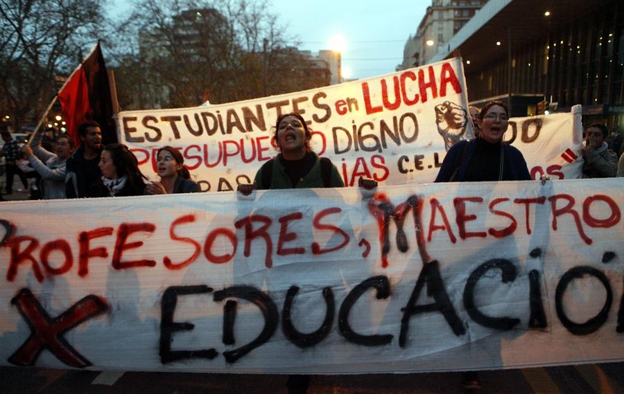 Docentes uruguayos van a paro por 24 horas: Reclaman mejoras salariales y un proyecto educativo democrático