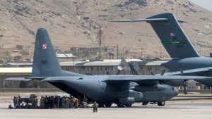 Menos de 250 estadounidenses aún deben ser evacuados de Afganistán