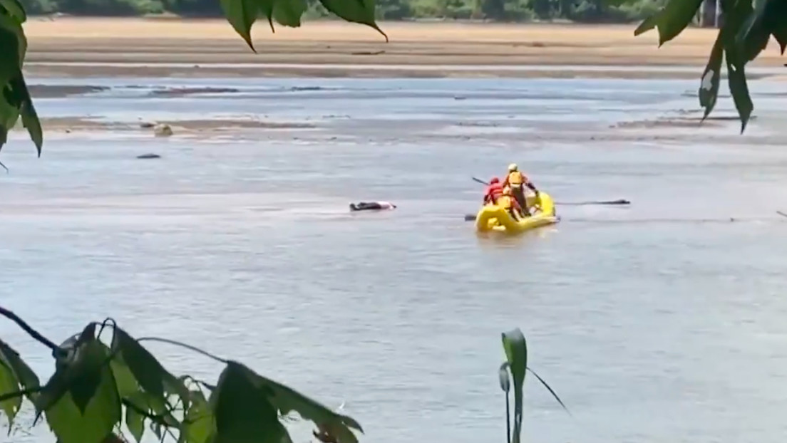 Reportaron un cadáver en el medio de un río… pero solo estaba durmiendo (VIDEO)