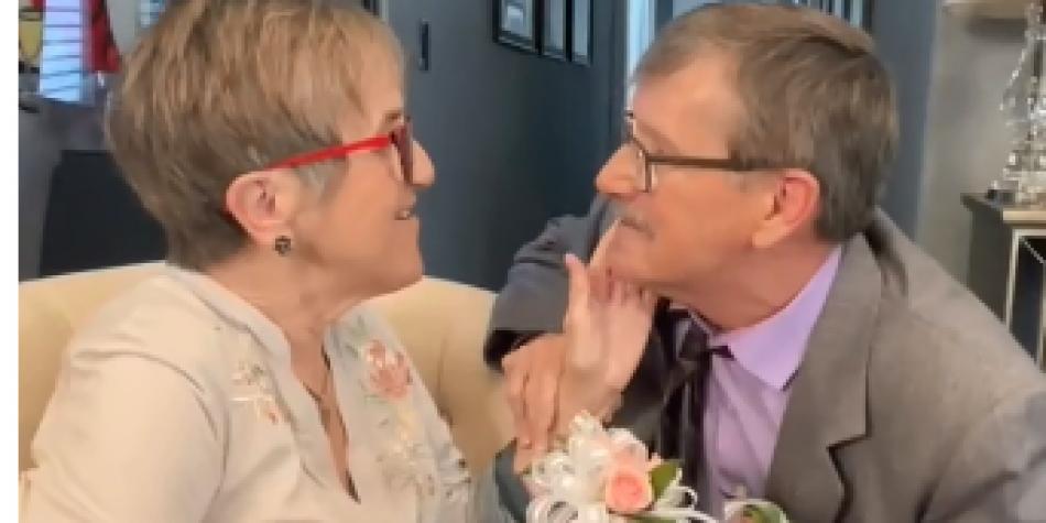 EN VIDEO: El hombre que le pide matrimonio cada semana a su esposa con Alzheimer