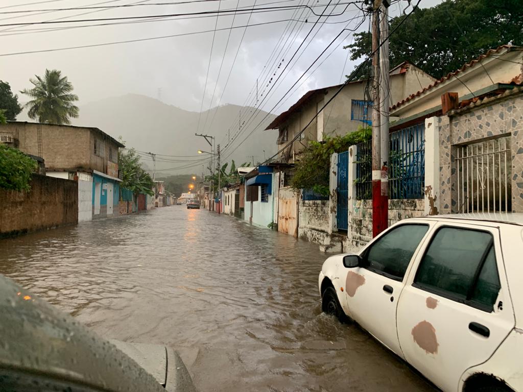 Calles de El Limón en Aragua inundadas por fuertes precipitaciones este #9Ago (Fotos)