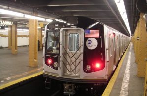 Policía y pasajero salvaron a una persona a punto de ser aplastada en el metro de Nueva York