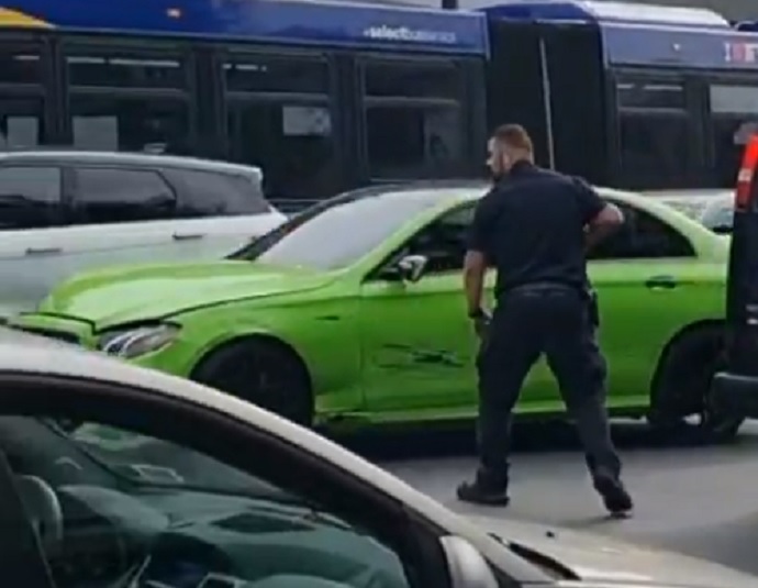 Hombre que escapó de la Policía de Nueva York causó lesiones y daños a vehículos (Video)