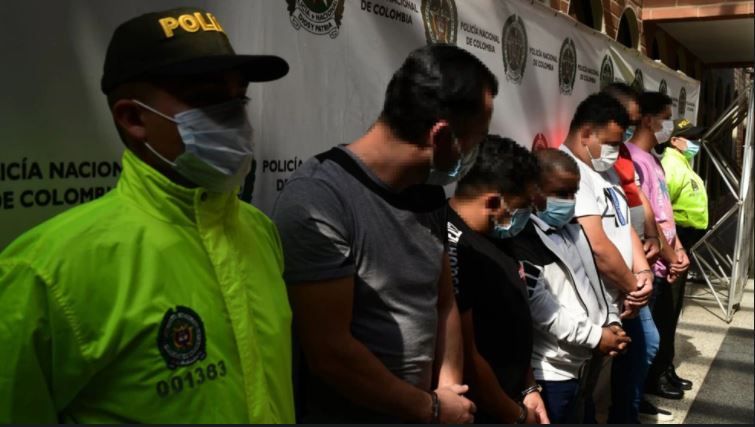 Los atraparon por disfrazarse de policías para cometer robo millonario en Medellín
