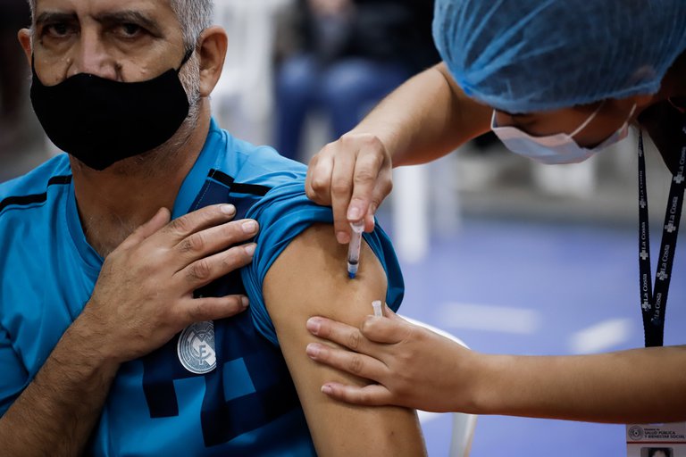 Costa Rica vacuna a los migrantes venezolanos con dosis donadas por EEUU