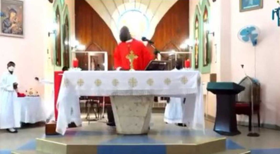 Video: Sacerdote y monaguillos salieron despavoridos durante la misa en medio del terremoto de Haití