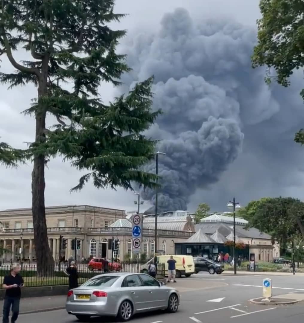 Estalla un gran incendio en la ciudad británica de Leamington Spa (VIDEOS)