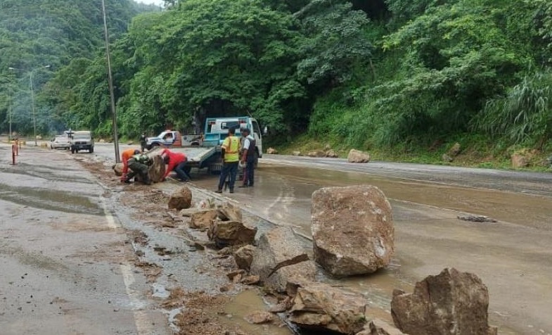 Fuertes lluvias generaron deslizamientos de tierra en la autopista Valencia – Puerto Cabello #30Ago (VIDEO)