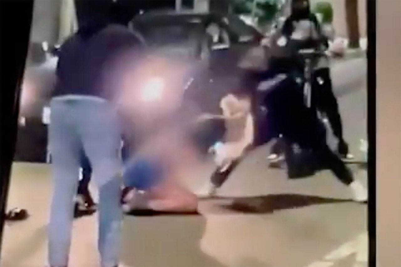 Arrastraron a una madre frente a su hija por tocarle la corneta a un motorizado en Rhode Island