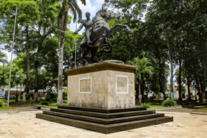 Estatua de Simón Bolívar fue vandalizada en la plaza Bolívar de Tucupita