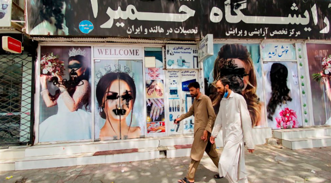 Talibanes prohibieron música en emisoras radiales y que mujeres trabajen en medios