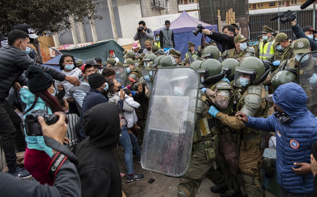 IMÁGENES: Policía desalojó a migrantes, en su mayoría venezolanos, de una plaza en Chile