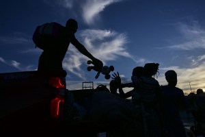 En ruta a EEUU, haitianos ayudan a venezolanos en frontera colombo-panameña (Fotos)