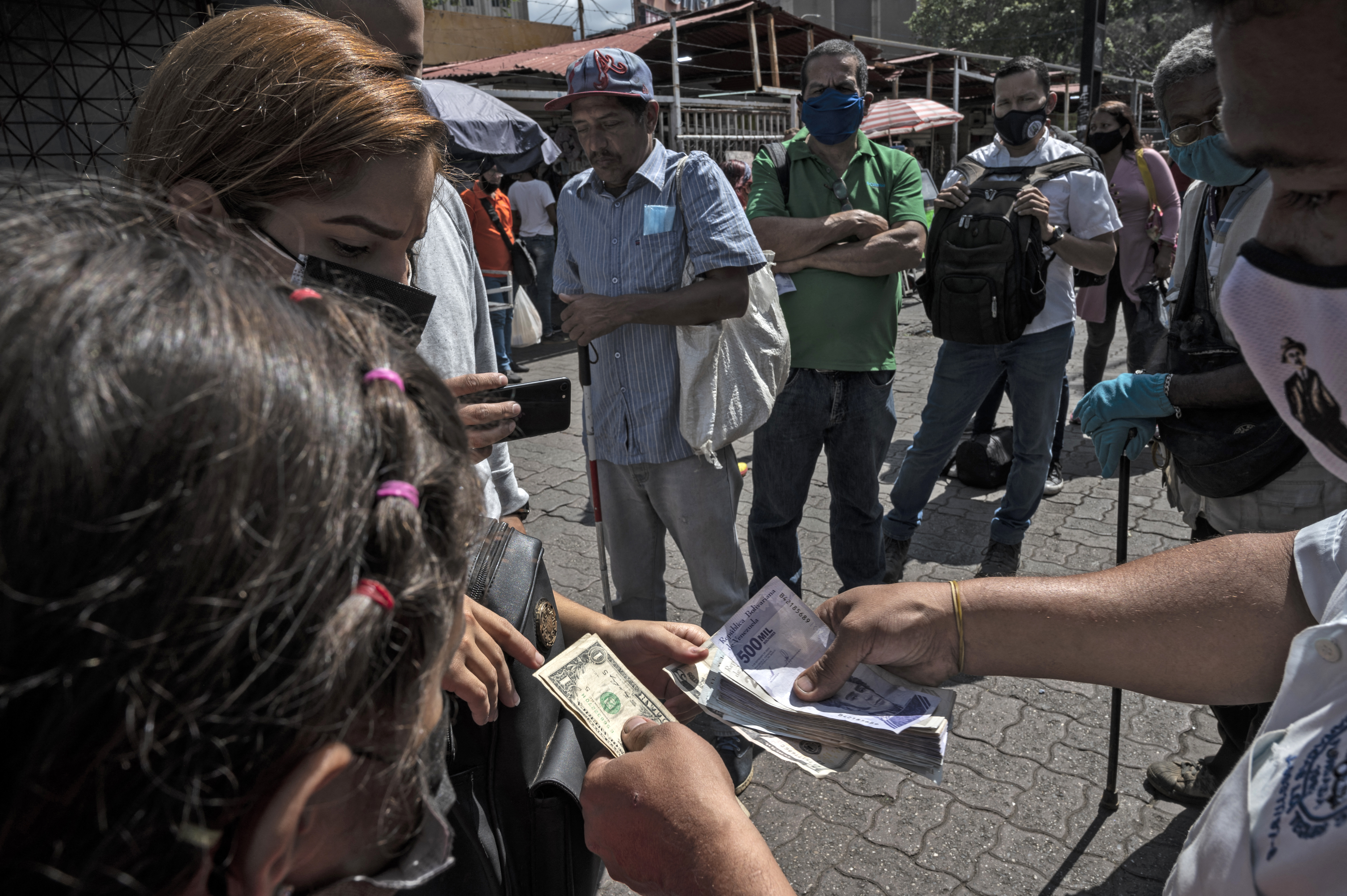La nueva reconversión monetaria en Venezuela desata compras nerviosas y temor en comerciantes