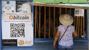 Denuncian uso irregular de fondos para implementar el bitcoin en El Salvador