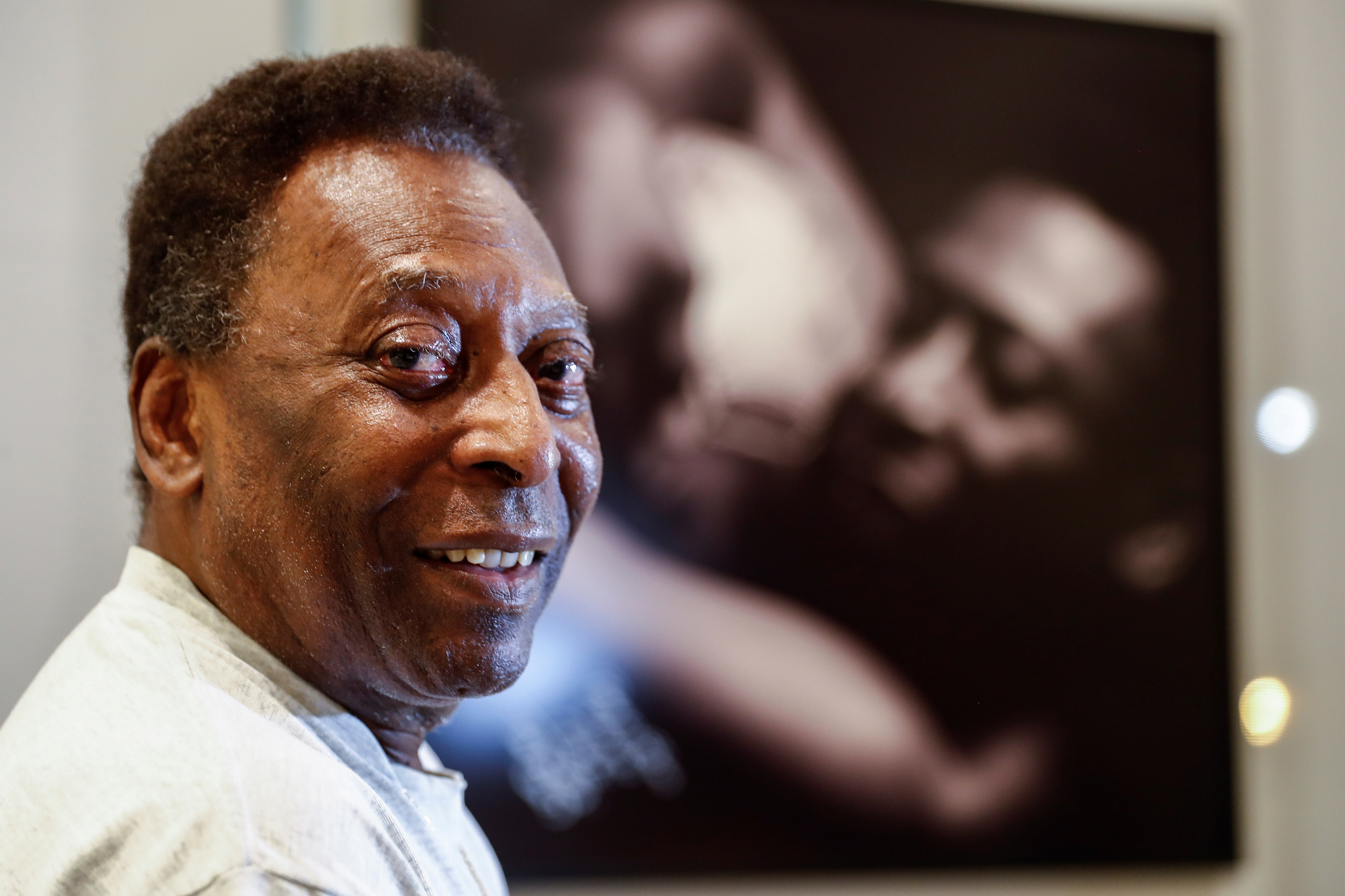 Pelé sigue su recuperación y conversa activamente tras extracción de tumor