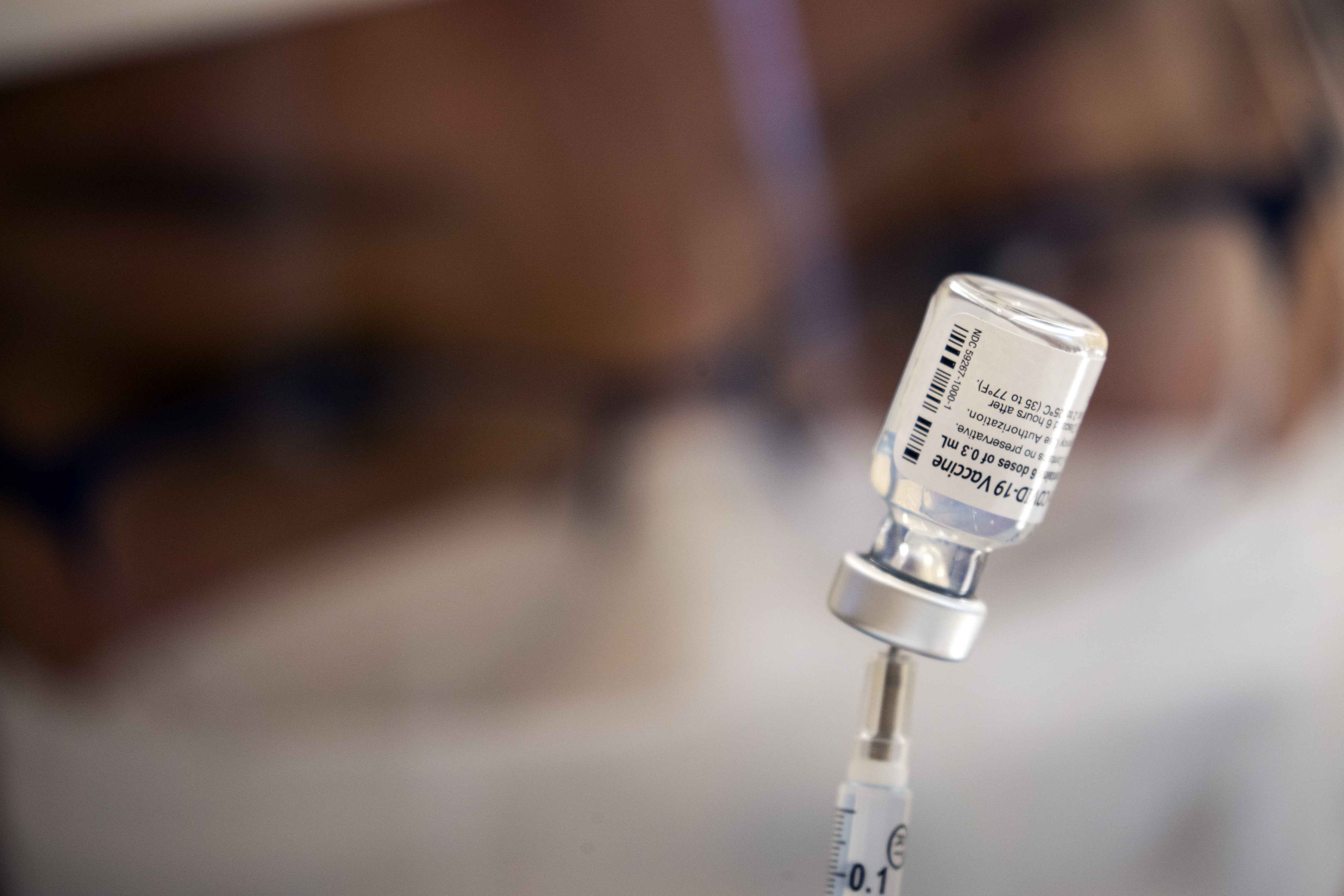 Un hombre le dio una golpiza a una enfermera porque vacunó a su esposa “sin su permiso”