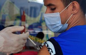 La EMA recomienda aplicar una tercera dosis de vacunas para combatir el coronavirus