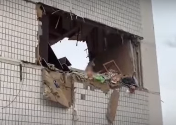 Al borde de la muerte: Una niña sobrevivió a una explosión de gas en edificio donde reside con su familia en Rusia (VIDEO)