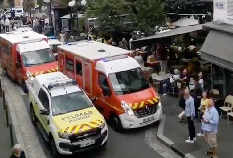 Una mujer atropelló con su carro a clientes de un bar cerca de París y reportan al menos seis heridos (VIDEO)
