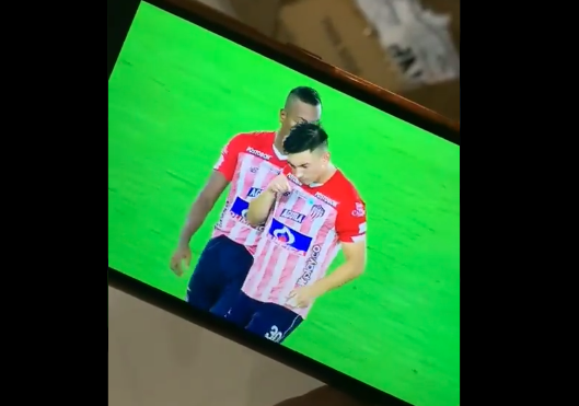 Viral: ¿Qué estaban inhalando los jugadores de este equipo colombiano en pleno partido? (VIDEO)