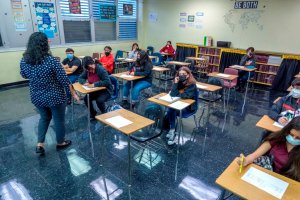 Florida decretó cuarentena opcional para estudiantes que estuvieron expuestos al Covid-19