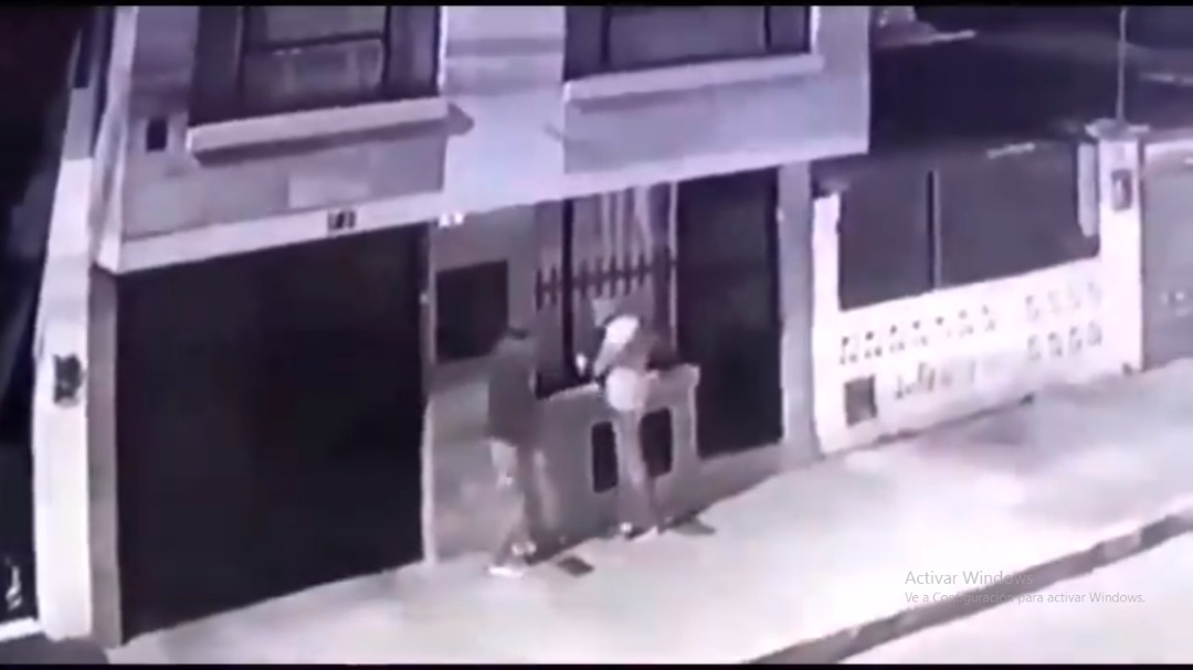 ¿100 años de perdón?: Luego de robar en una casa… otros rateros les quitaron su “botín” (VIDEO)