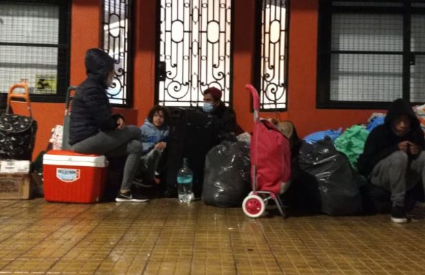 Venezolanos en Argentina quedaron en situación de calle tras perder todo por lluvias