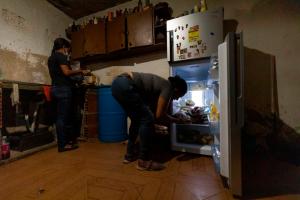 En la Cota 905 de Caracas, las familias aprenden a vivir entre el hambre, la pobreza y la violencia