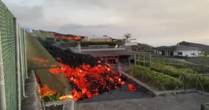 La devastadora fuerza de la lava en La Palma arrasa con “el trabajo de toda una vida” en segundos (VIDEOS)
