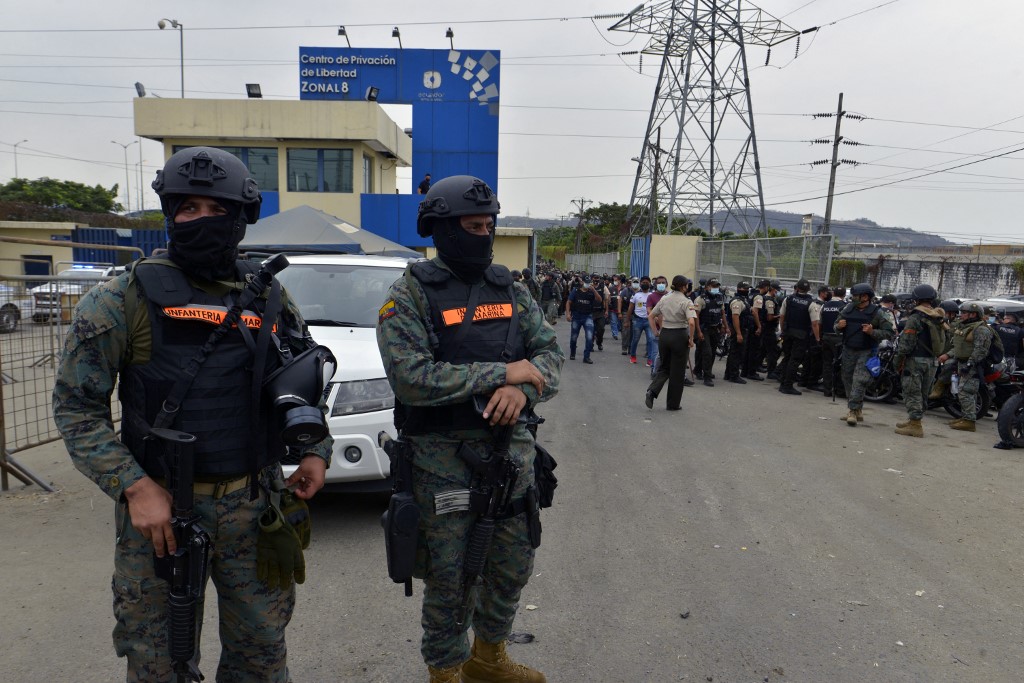 Policías atacados a tiros en la cárcel donde se desató el sangriento motín en Ecuador