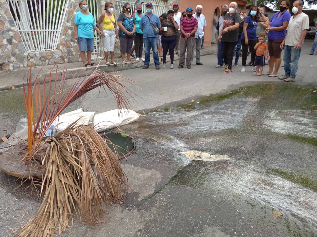 Hedor e inmundicia afectan a más de 30 familias maracayeras en el barrio Belén tras colapso de cloaca (FOTOS)