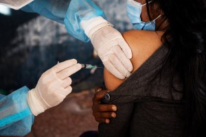 ¿La vacuna contra el Covid-19 podría causar infertilidad? Investigadores en EEUU aclaran