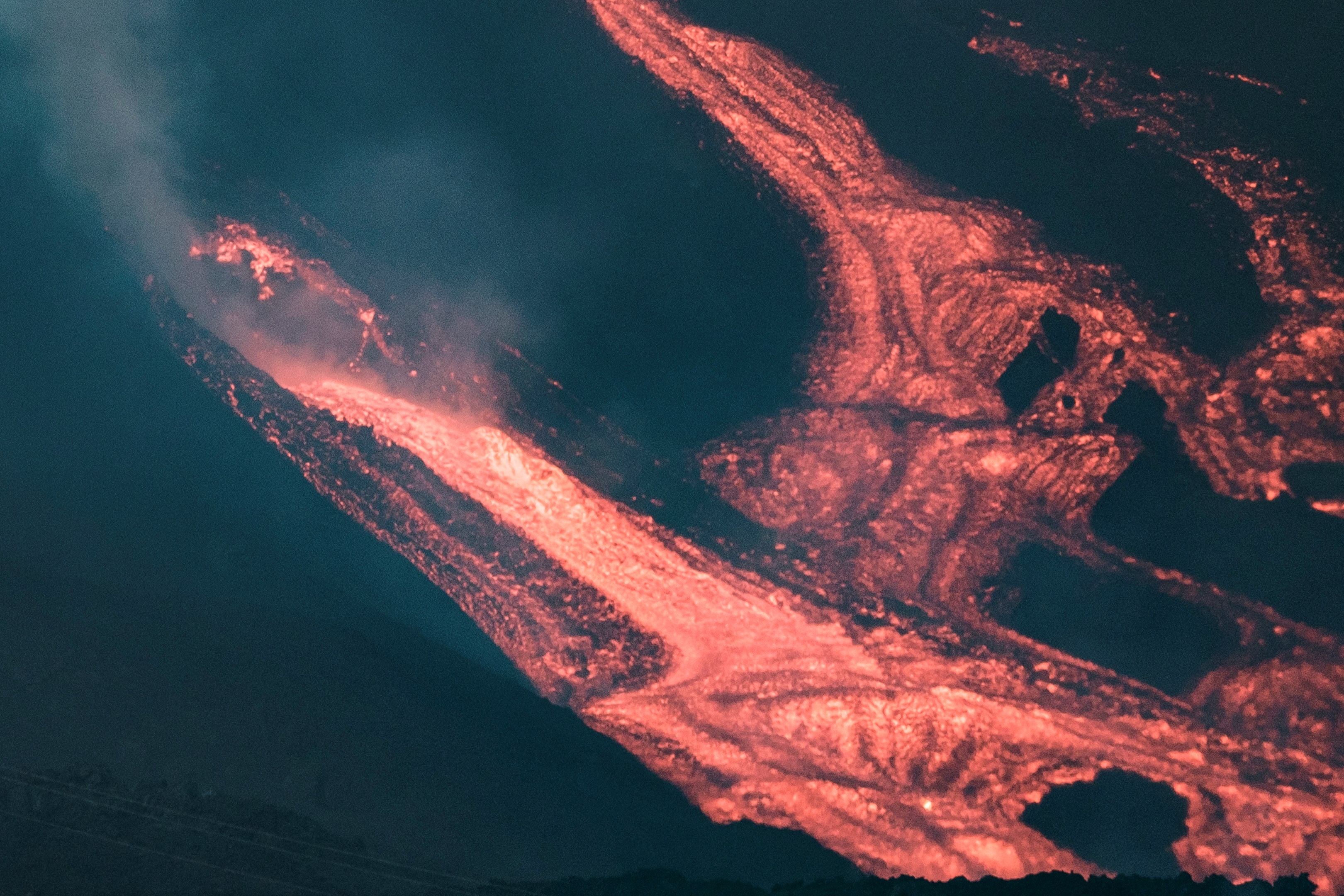 El cono del volcán de La Palma sufre un nuevo colapso en su momento de más actividad