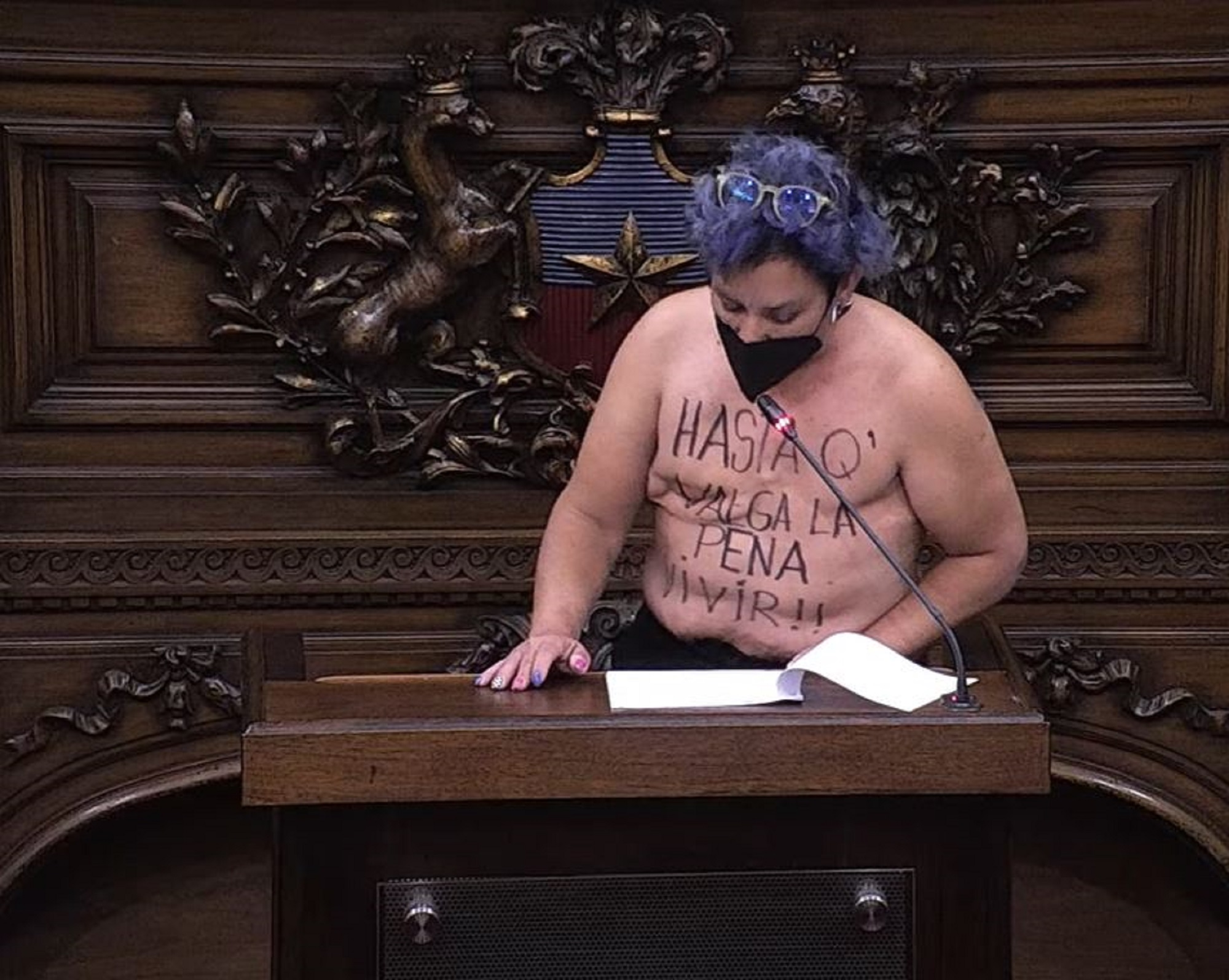 Constituyente chilena brindó un emotivo discurso con el torso desnudo sobre su lucha contra el cáncer (VIDEO)