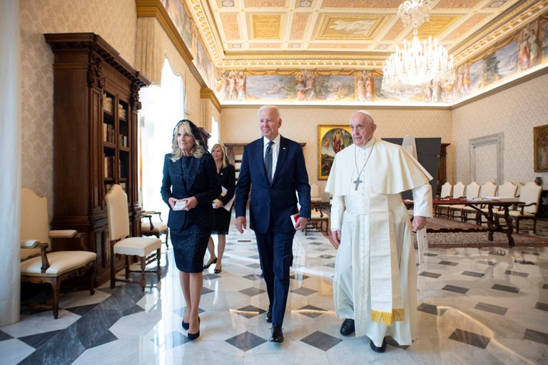 El papa Francisco le dijo a Biden que puede recibir la comunión a pesar de su posición respecto al aborto