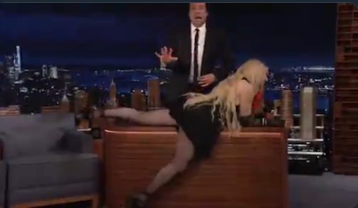 VIDEO: Madonna se levantó la falda en plena entrevista con Jimmy Fallon y alborotó a todos